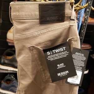 NEW HUDSON stretch twill. Slim. Straight.